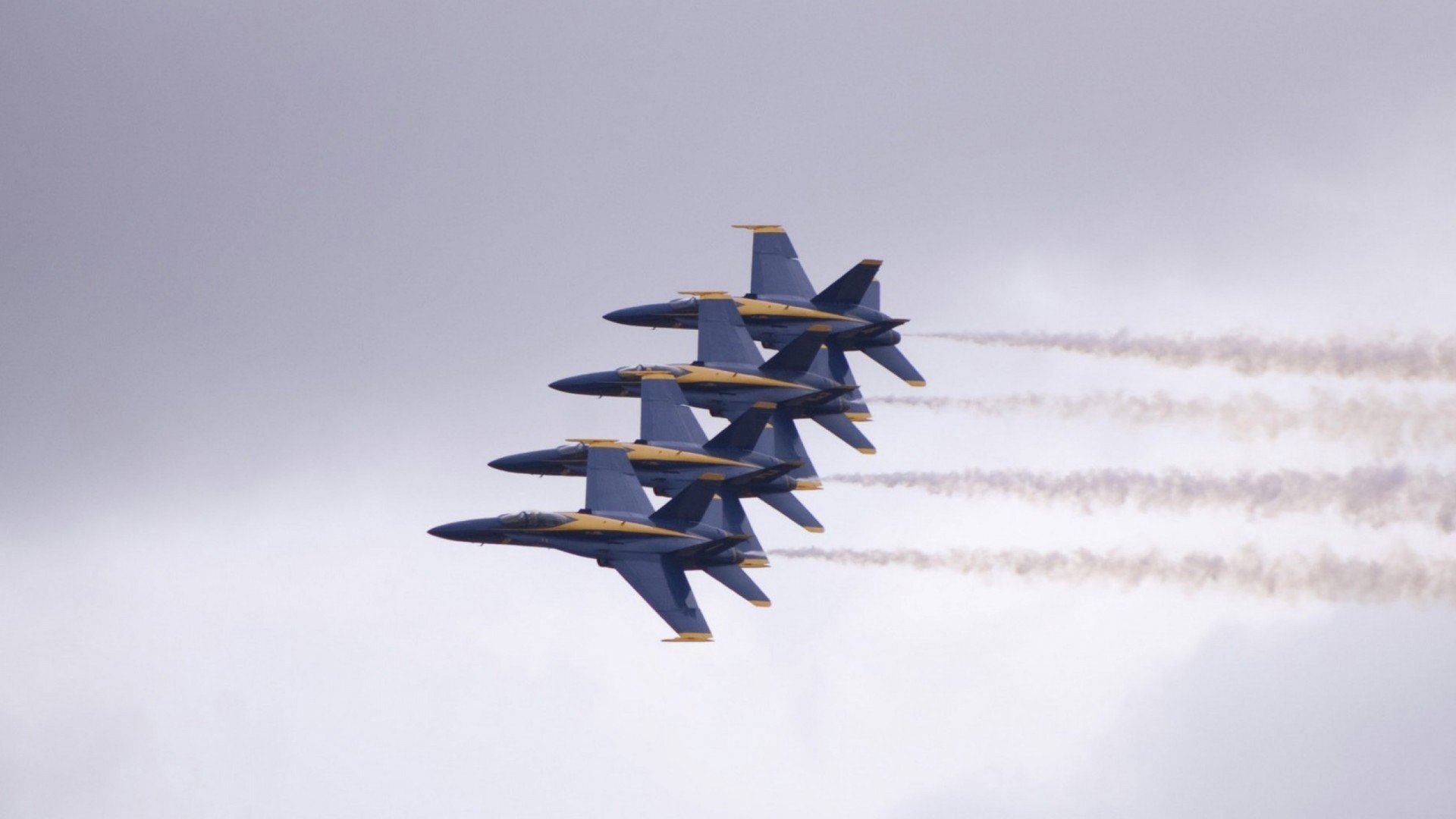 诺里奇积极尝试三前锋阵型调整，诺里奇足球